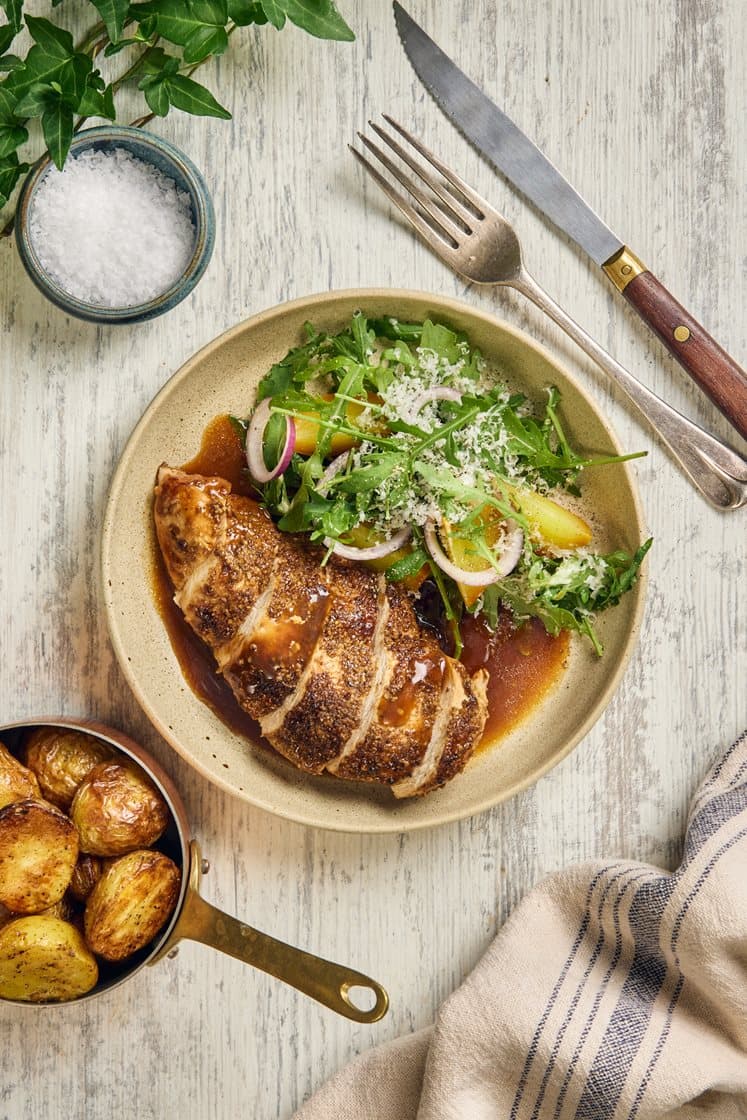 Pepparstekt kycklingfilé med gulbetssallad, Tanelliost och vinägersky