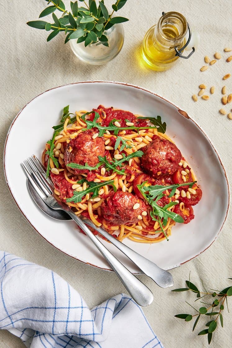 Pasta med italienska vegofrikadeller i kryddig tomatsås och pinjenötter