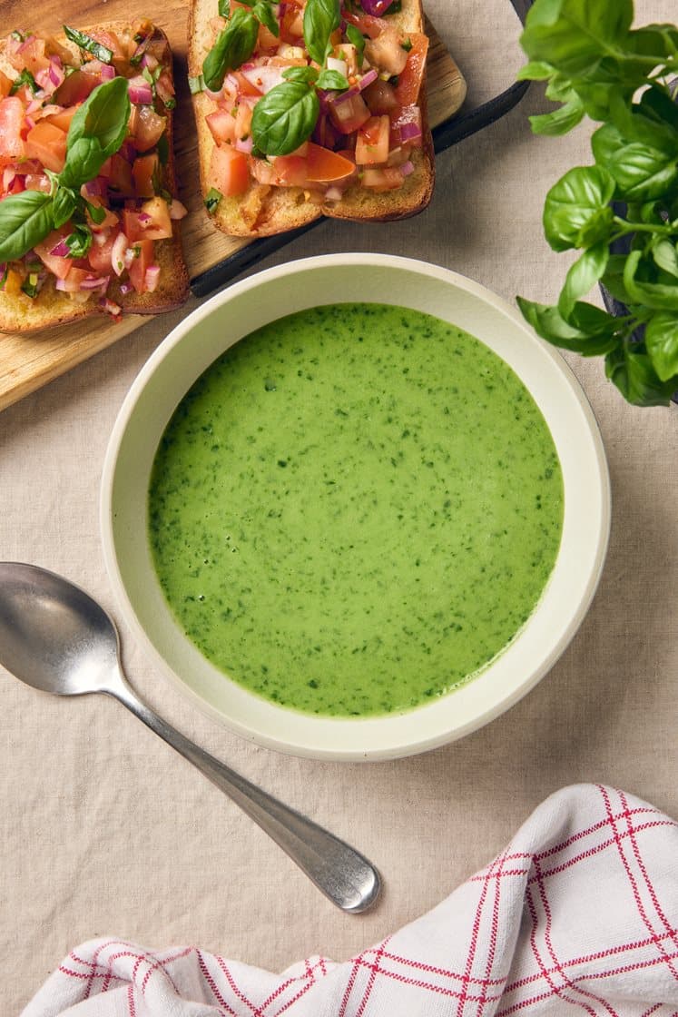 Spenatsoppa med tanelliost och tomatbruschetta