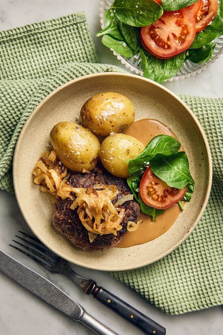 Pannbiff med lök, gräddsås och kokt potatis