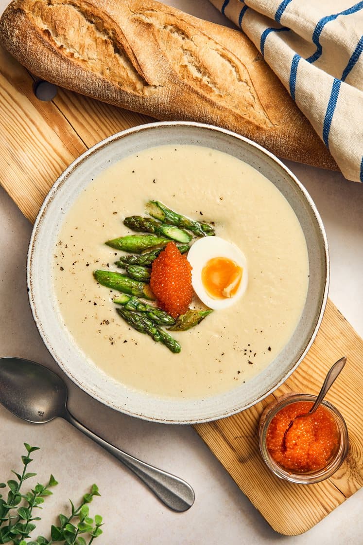 Krämig blomkålssoppa med grön sparris, ägg och tångkaviar