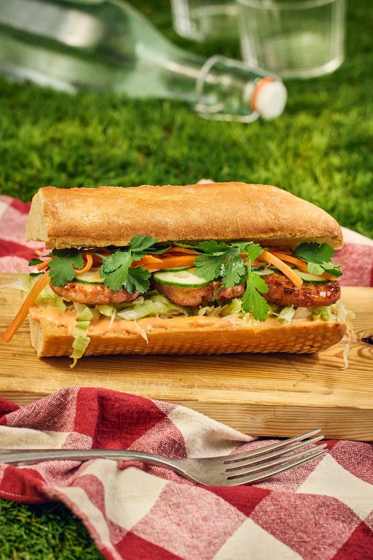 Baguette med asiatisk färs, snabbpicklad morot, misomajonnäs och koriander