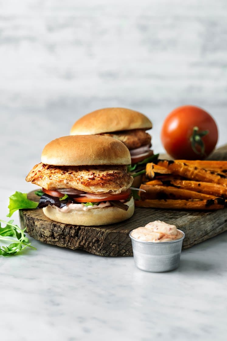 Kycklingburgare med chilidressing och rostade morötter