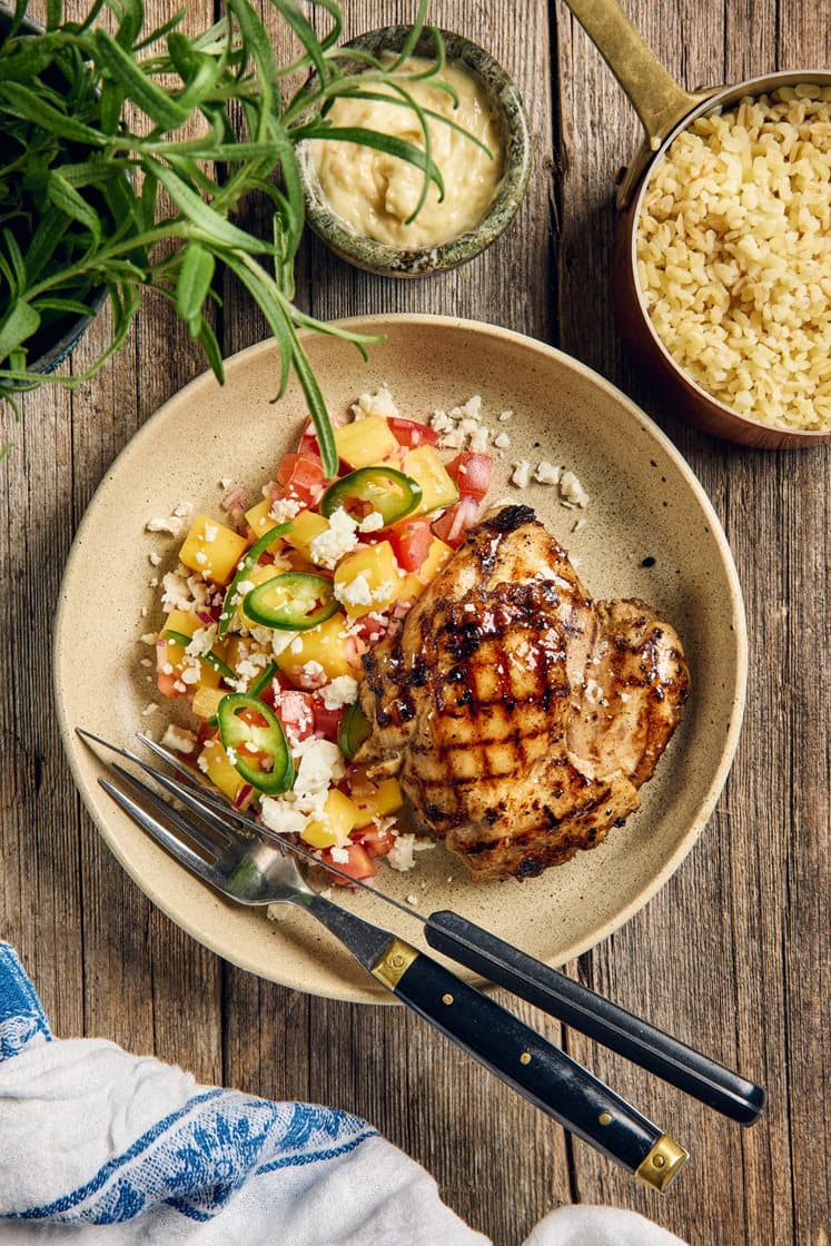 Citrongrillad kyckling med rostat vitlökssmör och mango- och fetaostsalsa