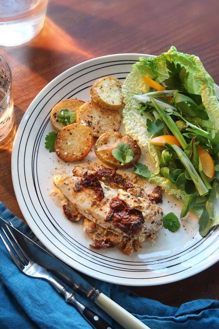 Kryddig kycklinggryta med soltorkade tomater och rostad potatis