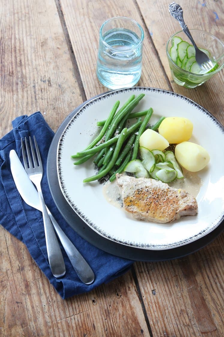 Fläskkotlett med sås, potatis och pressgurka