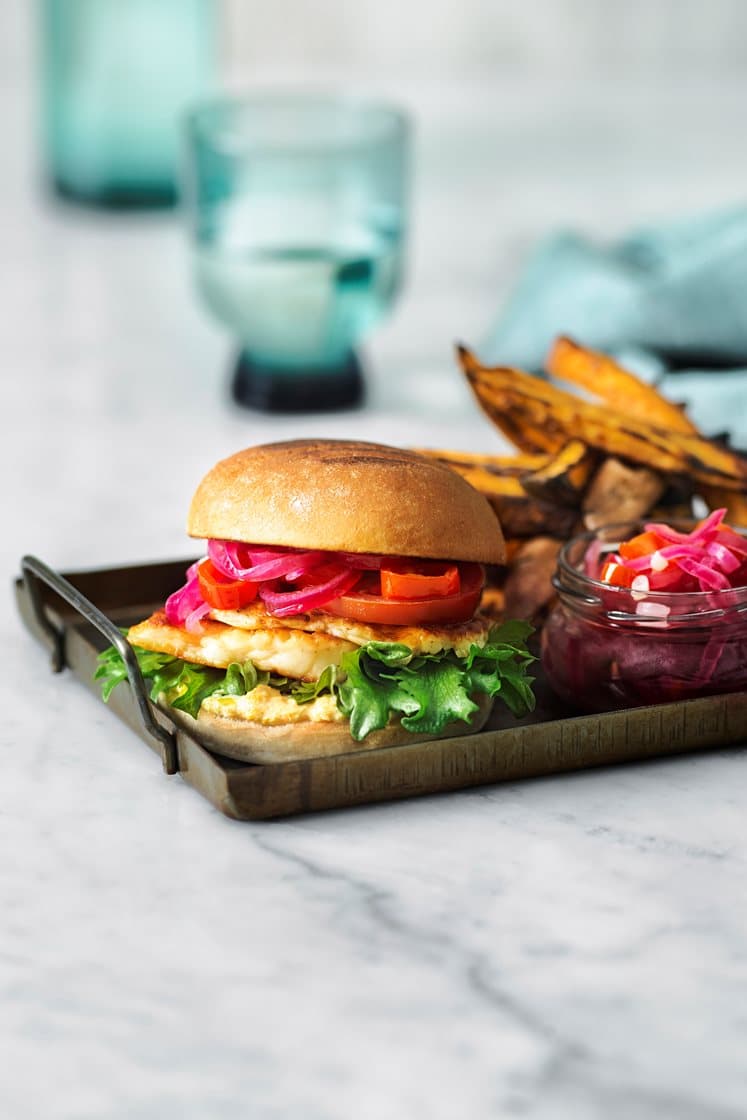 Pannoumiburgare med rostad majsdressing och chilipicklad lök