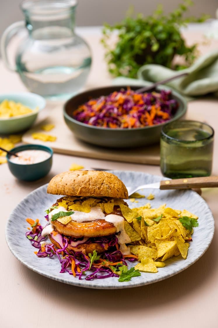 Laxburgare med mangochutney, limeyoghurt och tortillachips
