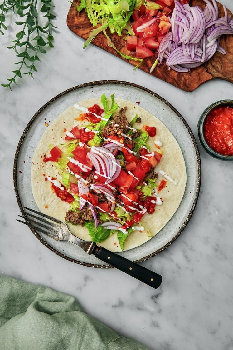 Kebabwrap med kryddstekt nötfärs, ajvar relish och yoghurt