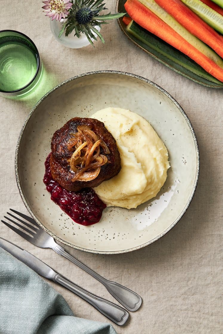 Pannbiff med potatismos och lingon