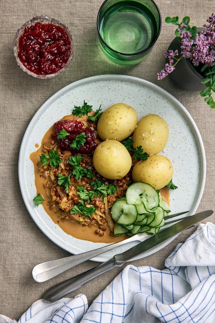 Kål- och linspanna med kokt potatis, rårörda lingon och kruspersilja