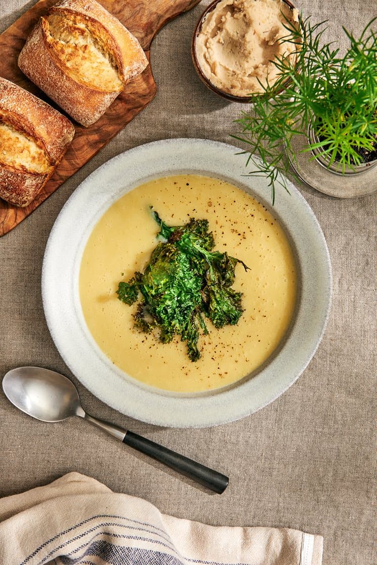 Potatissoppa med grönkålschips, bönspread och surdegspavé