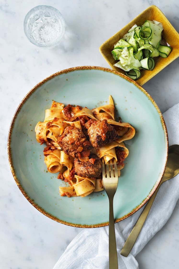 Italienska salsicciaköttbullar i örtig tomatsås med tagliatelle