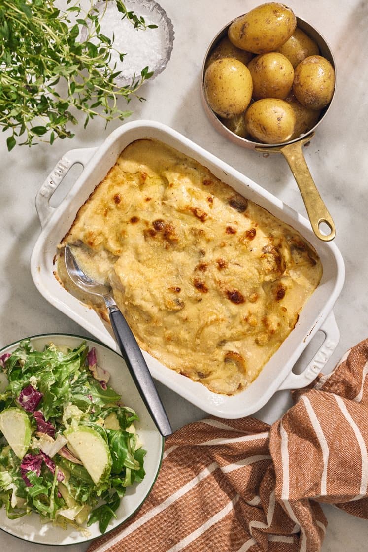 Svamp- och parmesangratinerad fisk med äppelsallad och kokt potatis