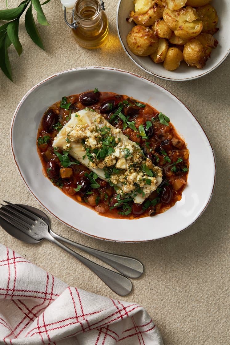 Ört- och fetaostbakad torsk med caponata och rostad krossad potatis