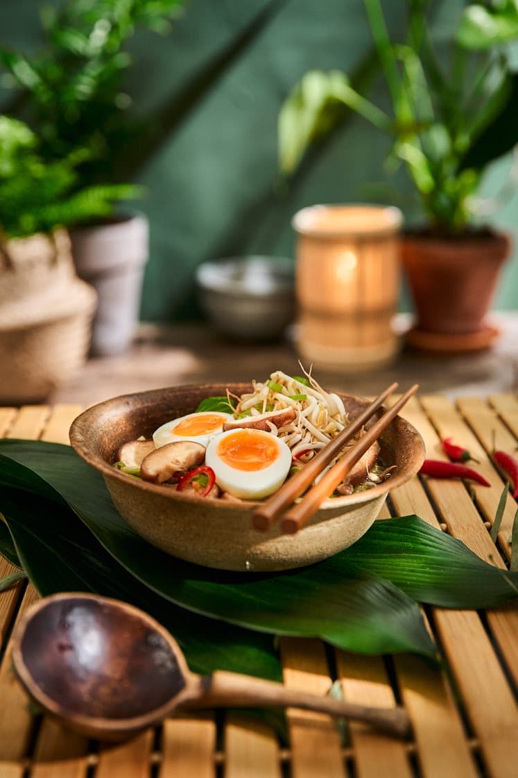 Vegetarisk Phở - Vietnamesisk nudelsoppa med löskokt ägg, böngroddar och shiitake