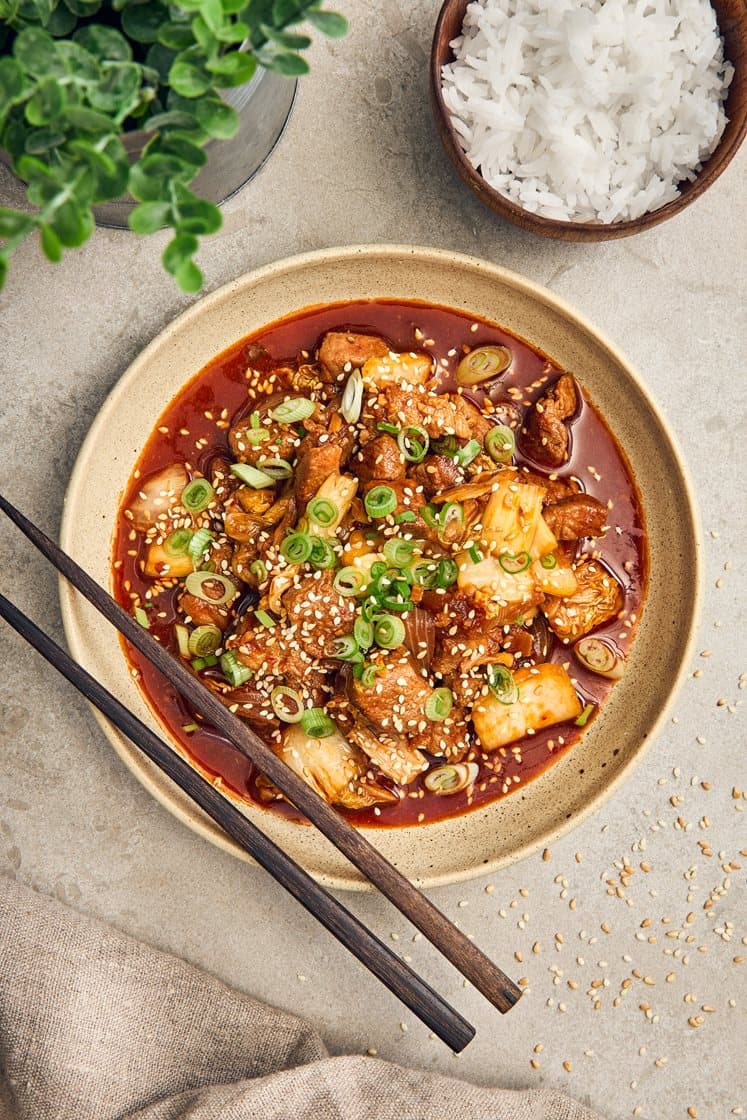 Koreansk kycklinggryta med ingefära, sesamfrön och salladslök