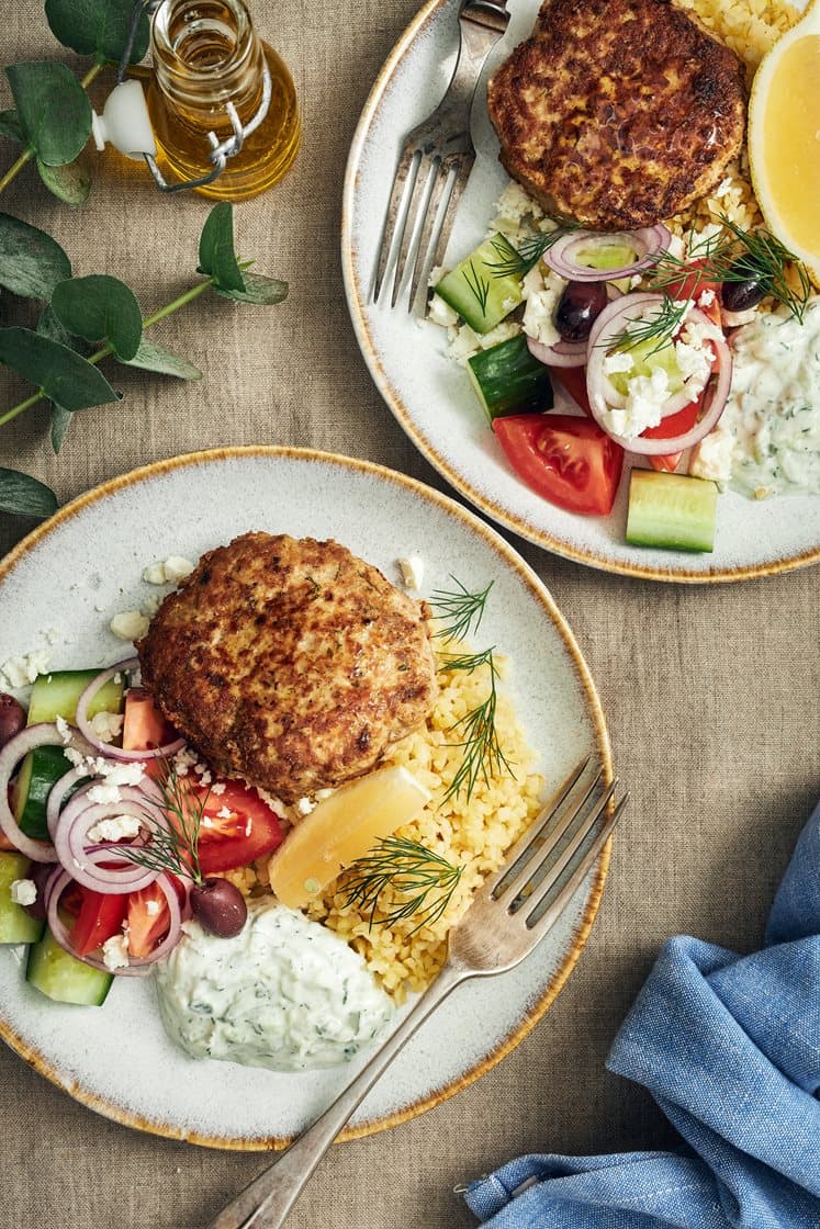Medelhavsbiff på clariasfärs med dilltzatziki och grekisk sallad