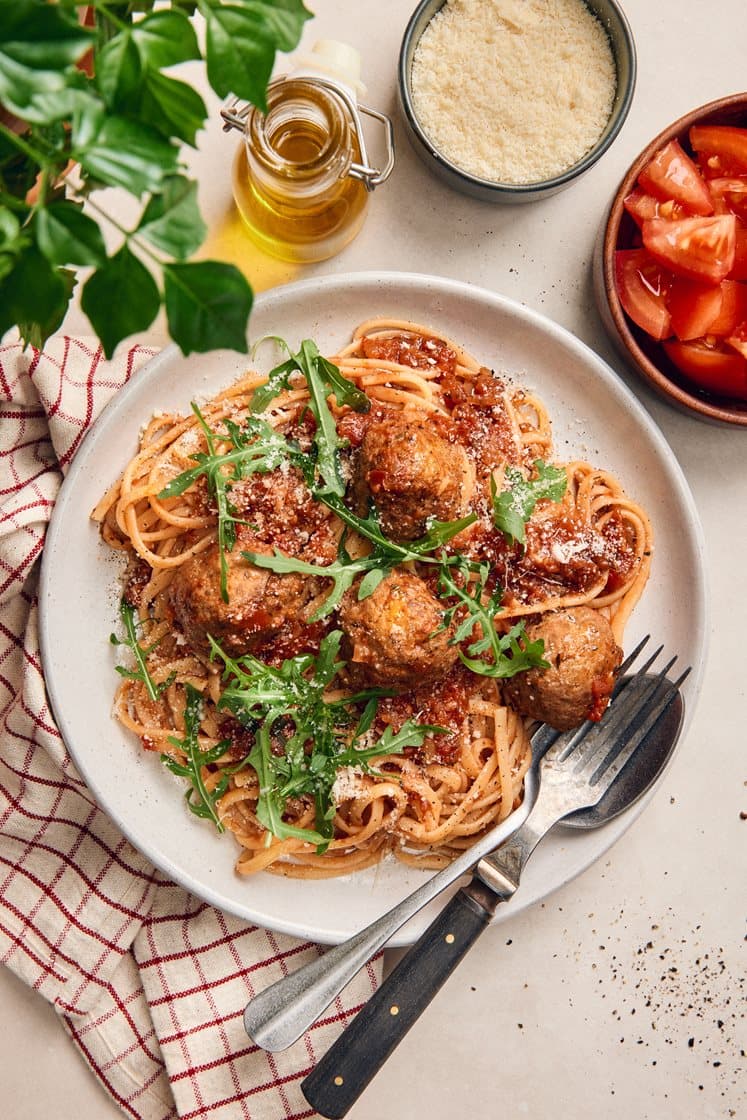 Italienska köttbullar i tomatsås med pasta och parmesan