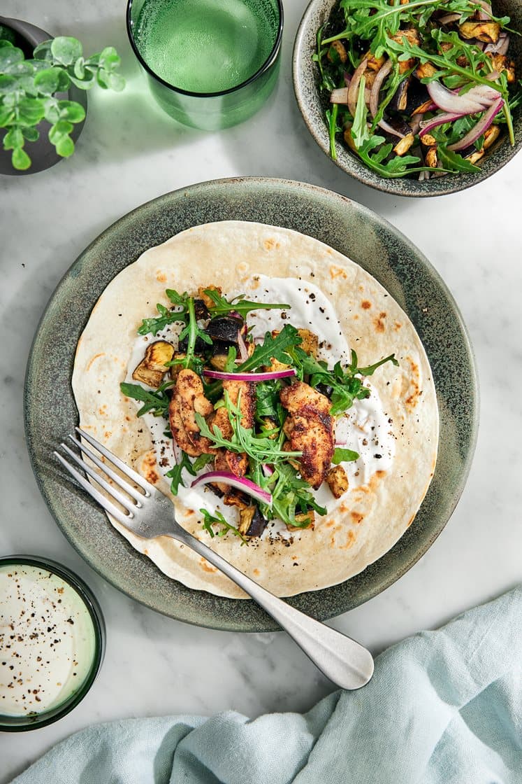 Grekisk kycklingkebab med aubergine, ruccola och rostad vitlöksyoghurt