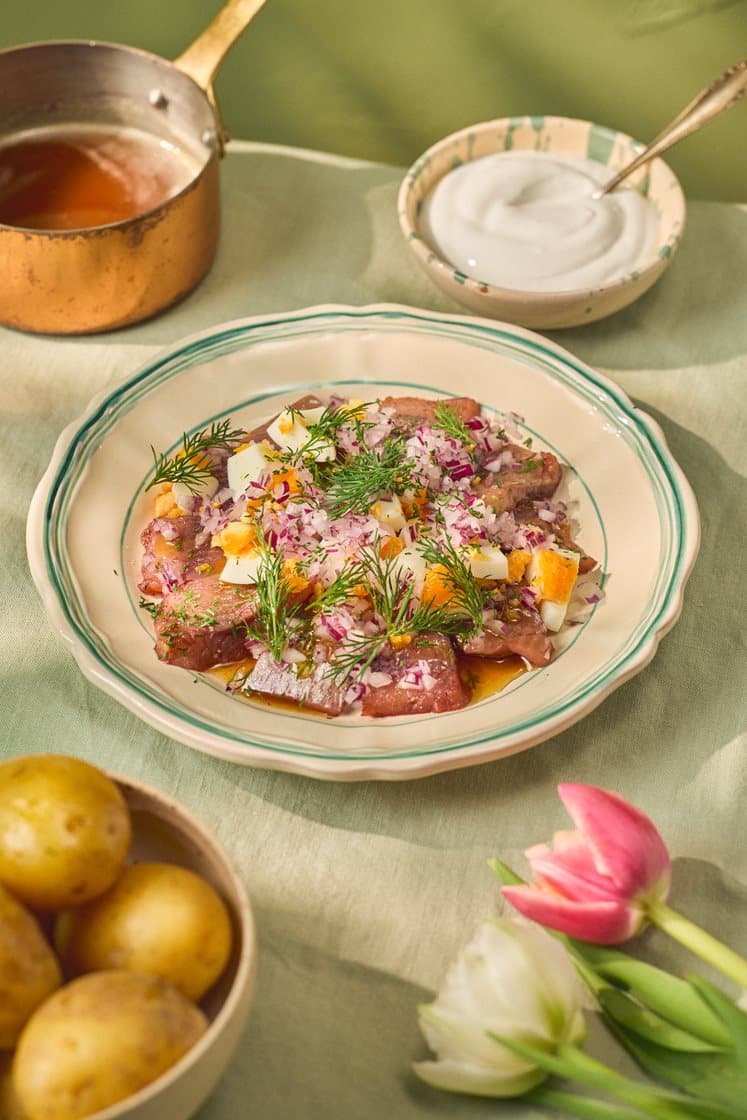 Matjessill med hackat ägg, dill, rödlök och brynt smör