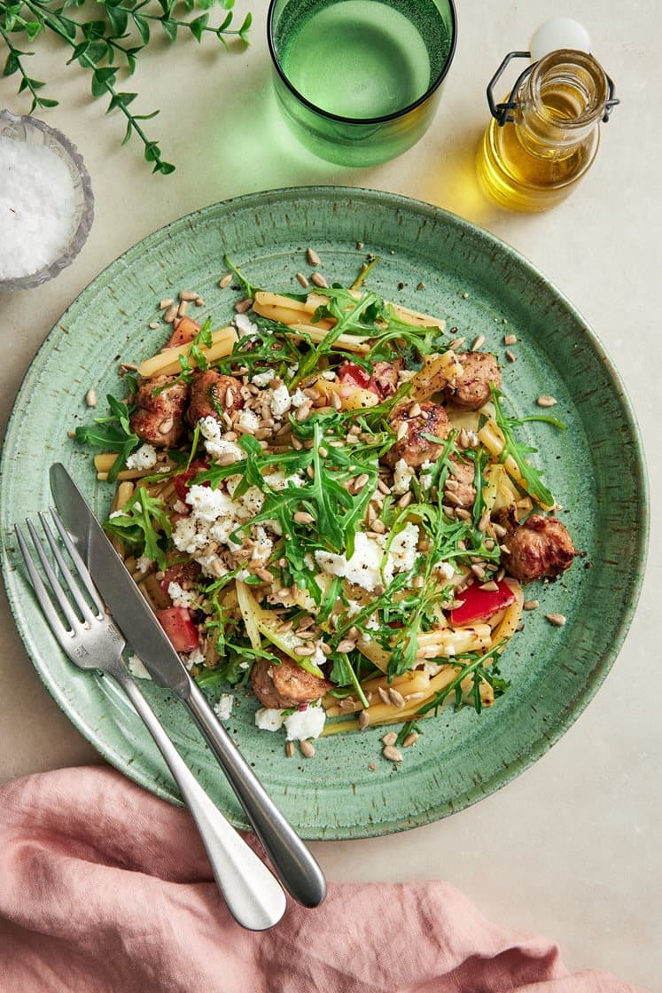 Pastasallad med fänkålsstekt salsicca, fetaost och frötopping