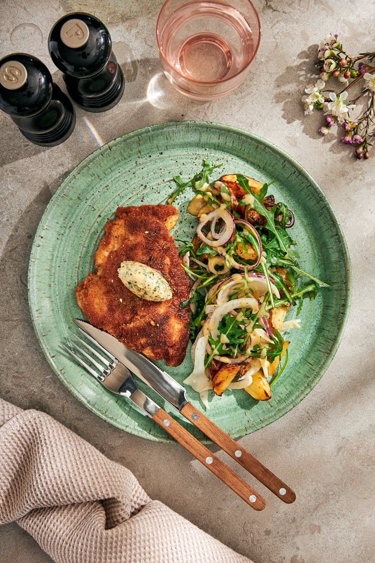 Kycklingschnitzel med dragonsmör och rostad potatis- och fänkålssallad