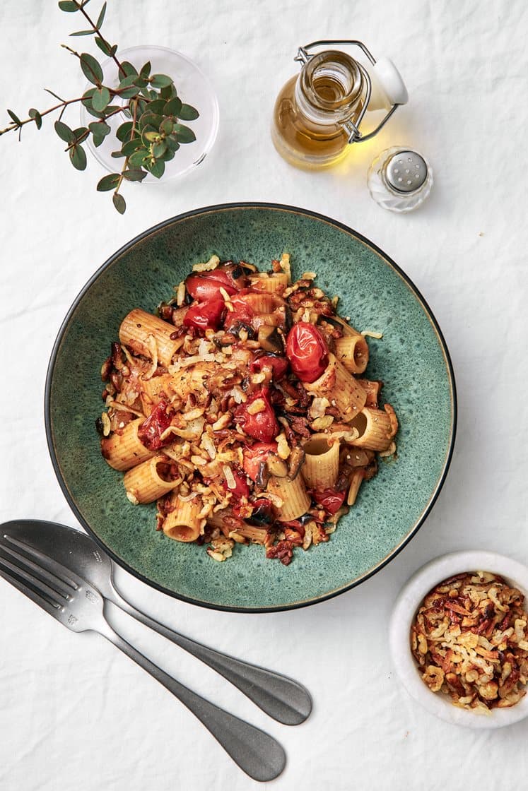 Mezze maniche med rostad tomatsås, aubergine och halloumiströssel