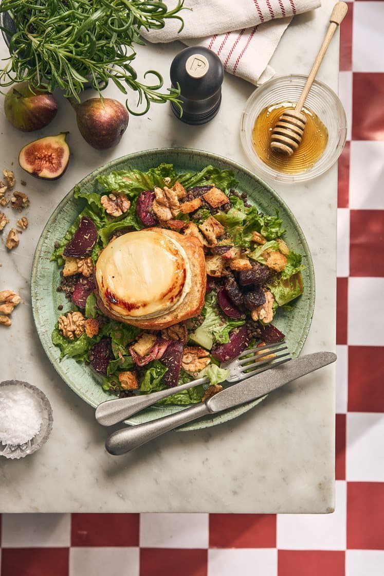 Salade de Chèvre Chaud med rödbetor och valnötter