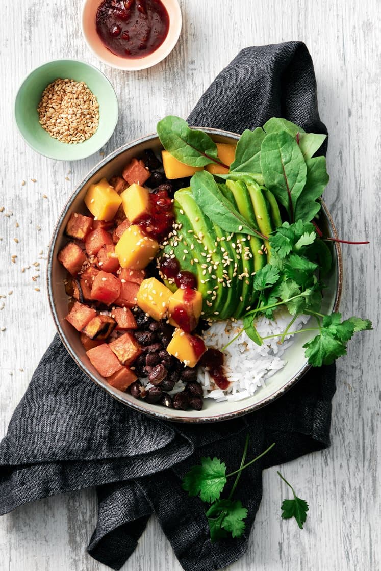 Poké bowl med rostad sötpotatis, avokado och sesamfrön