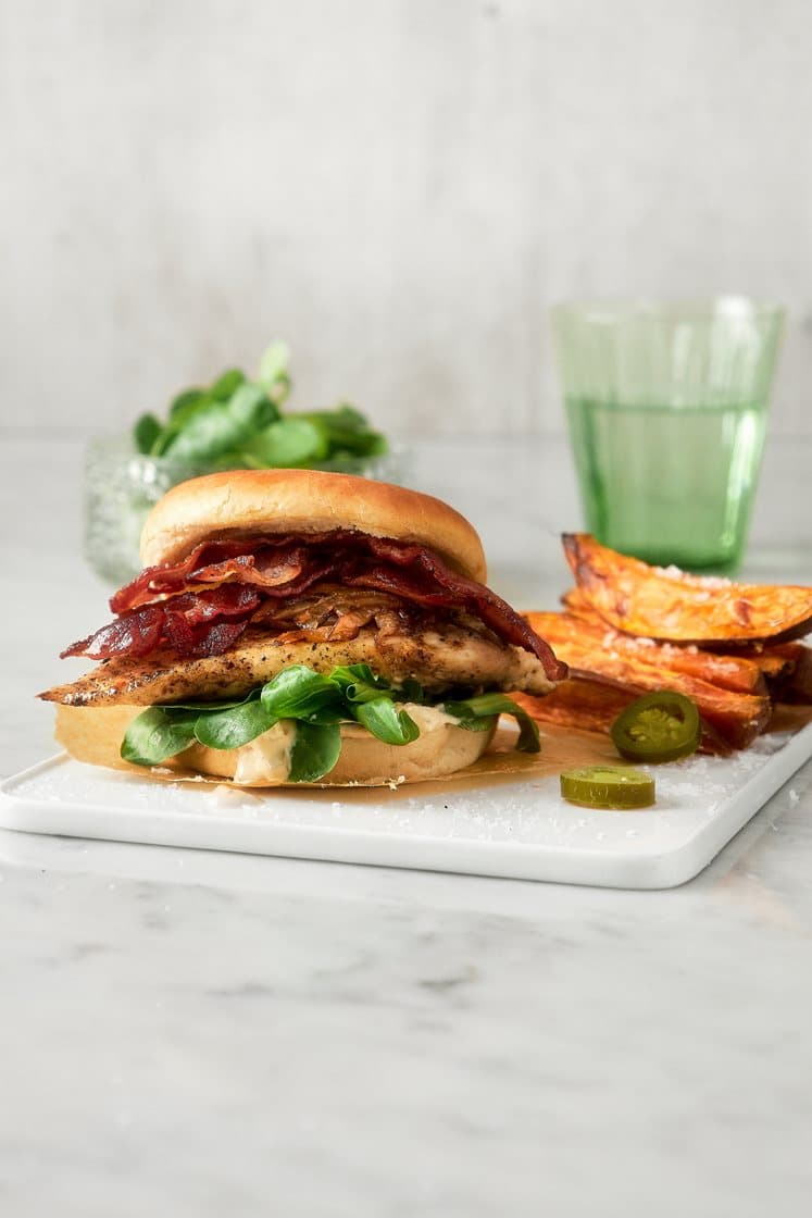 Kycklingburgare med bacon, jalapeñoyoghurt och rostad sötpotatis