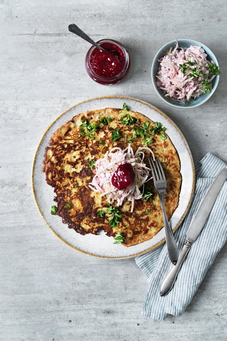 Raggmunk med lingon-coleslaw och kruspersilja