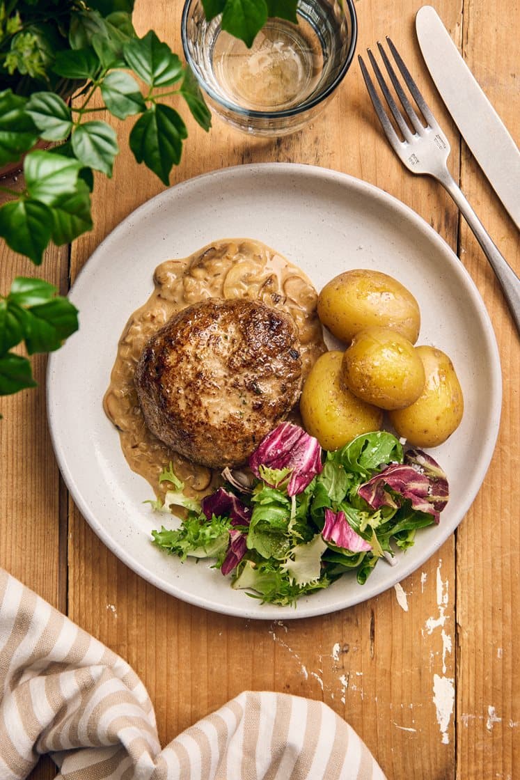 Dragonbiffar med champinjonsås, kokt potatis och mixsallad