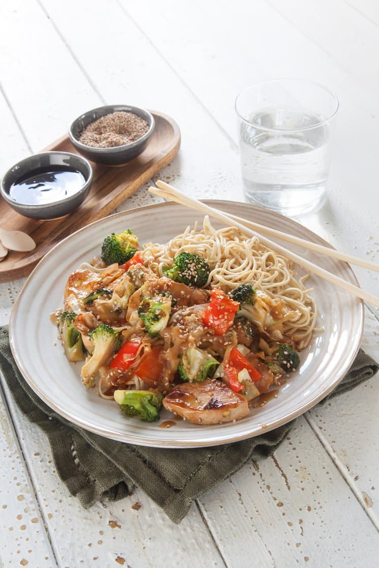 Kycklingwok teriyaki med äggnudlar