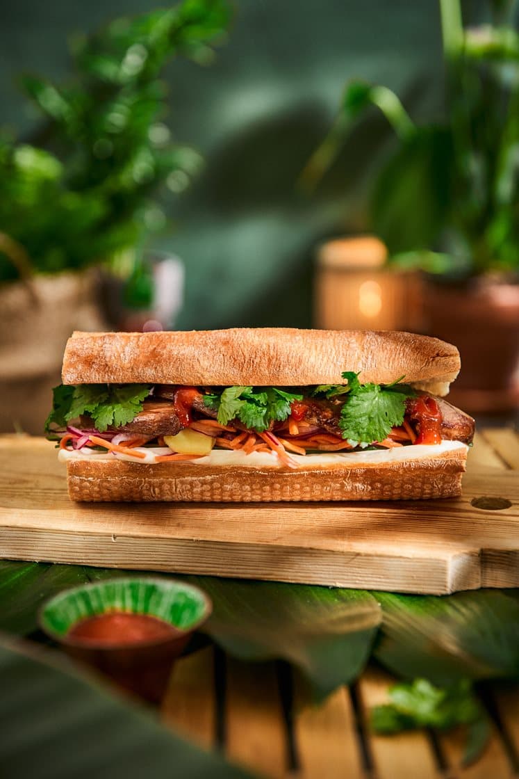 Bánh mì - Vietnamesisk baguette med soja- och ingefärsstekt fläsk, picklade grönsaker och koriander