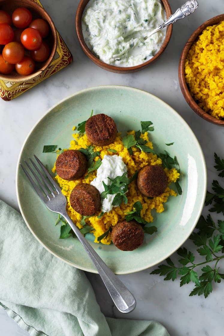 Färdig falafel med saffransbulgur och tzatziki