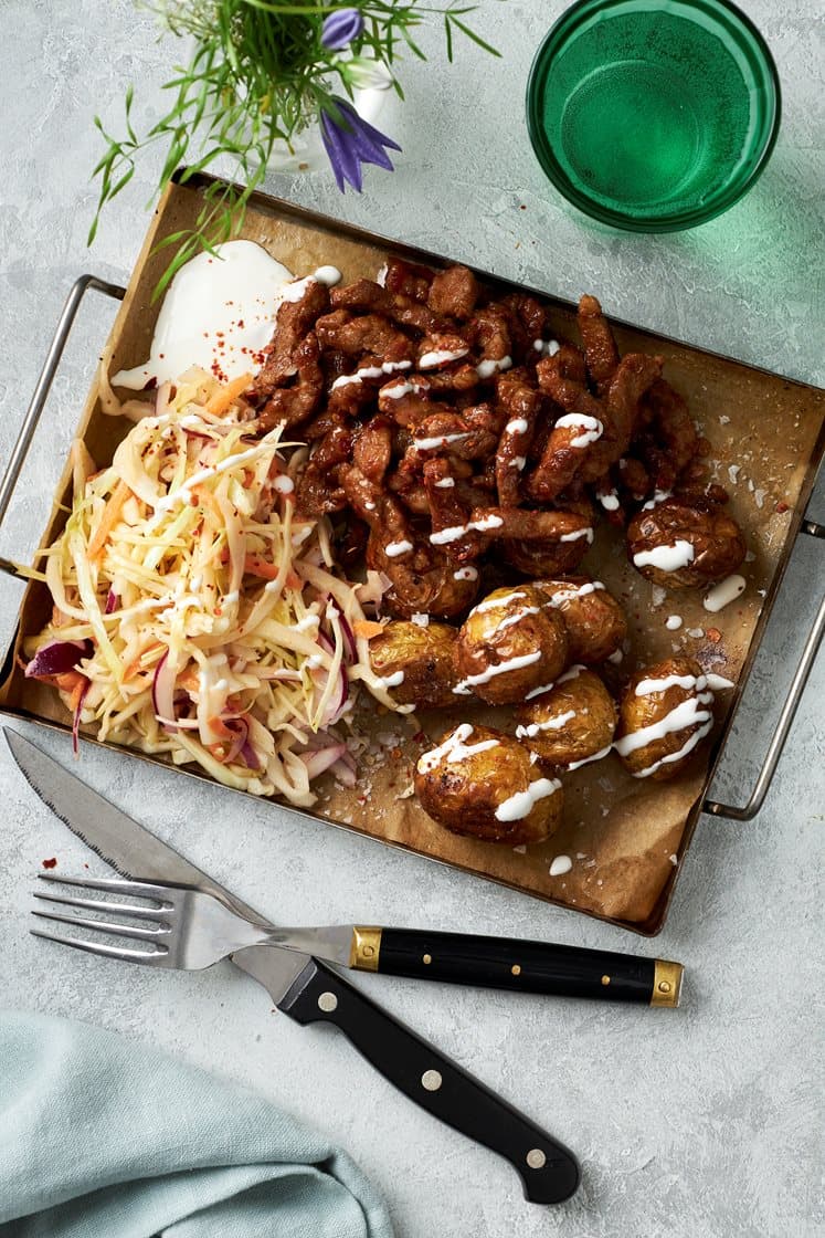 BBQ-stekt fläskkotlett med rostad potatis, vitlökssås och krispig kålsallad