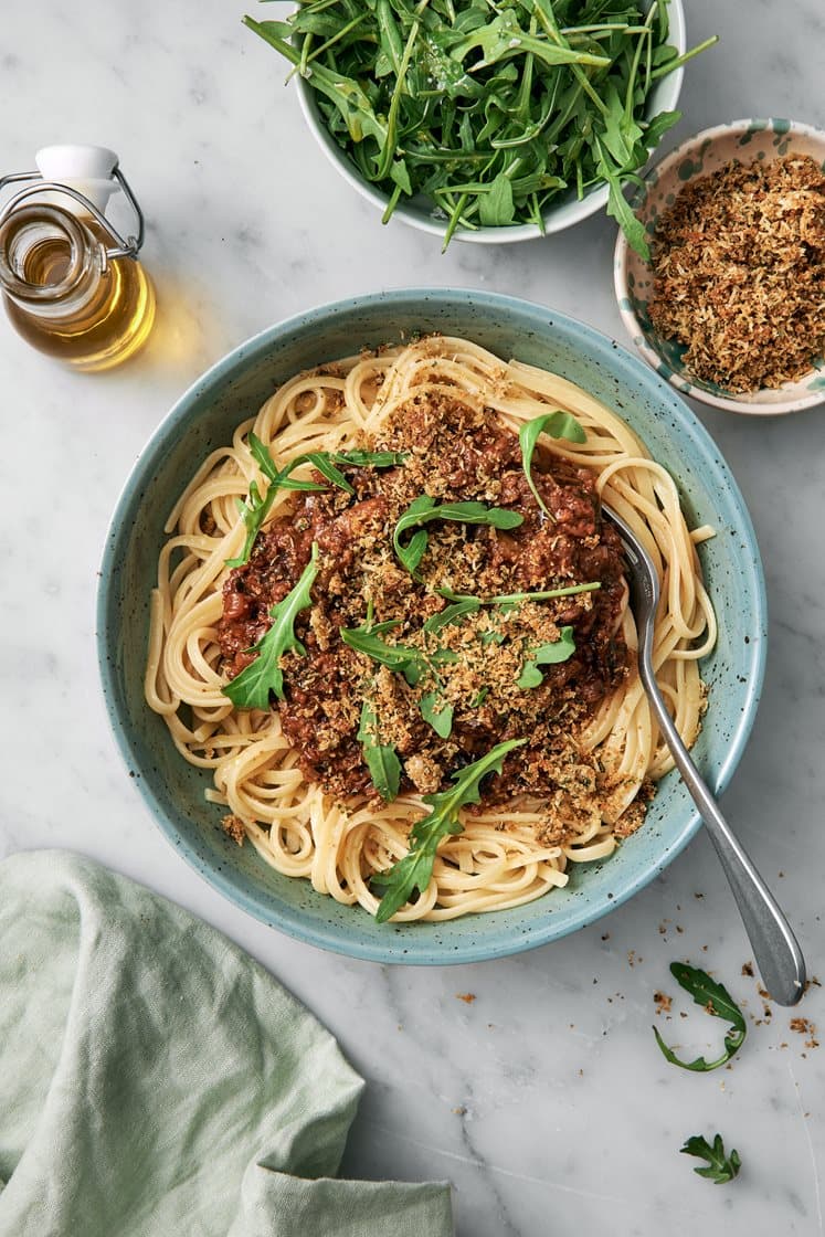 Pasta linguine med italiensk färsragu och parmesan- och ruccolasmulor