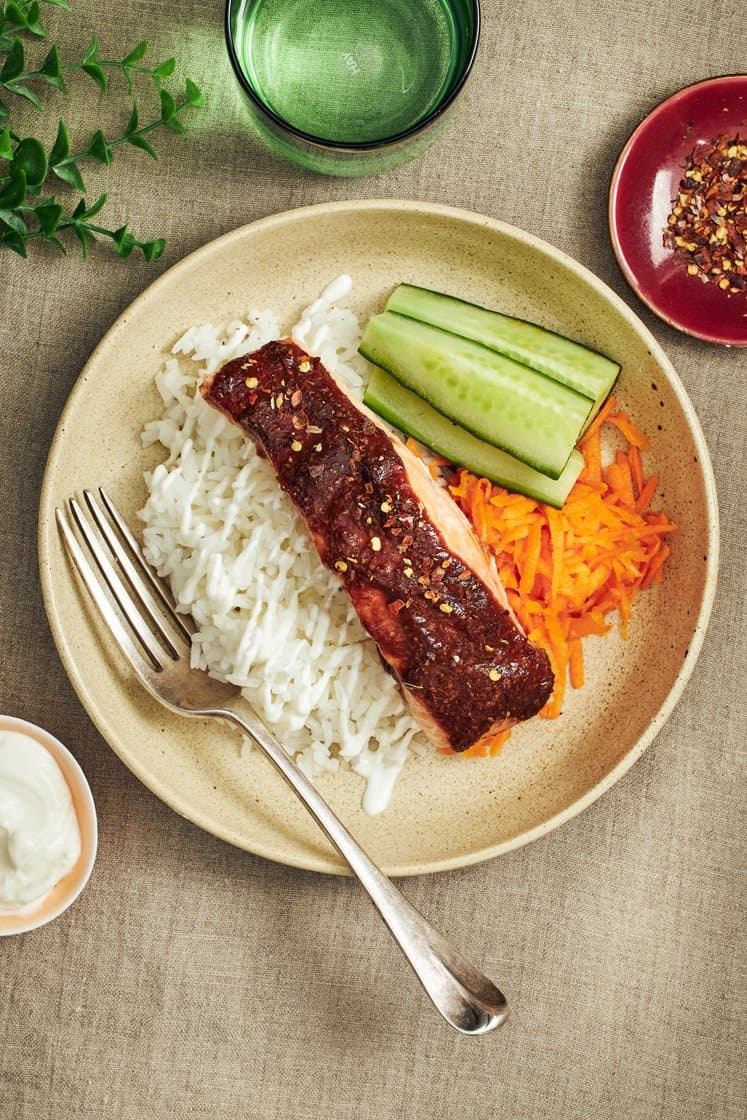 BBQ- och ingefärsbakad lax med morotsallad