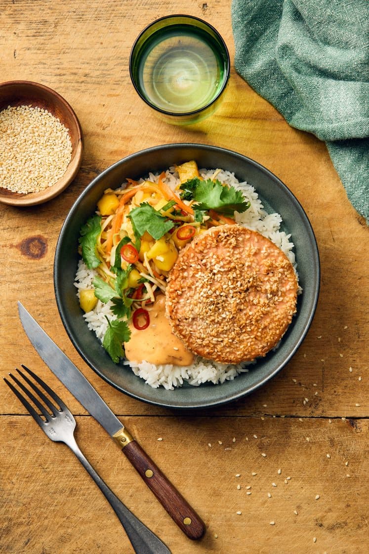 Sesampanerad laxbiff med asiatisk kålsallad, mango och koriander