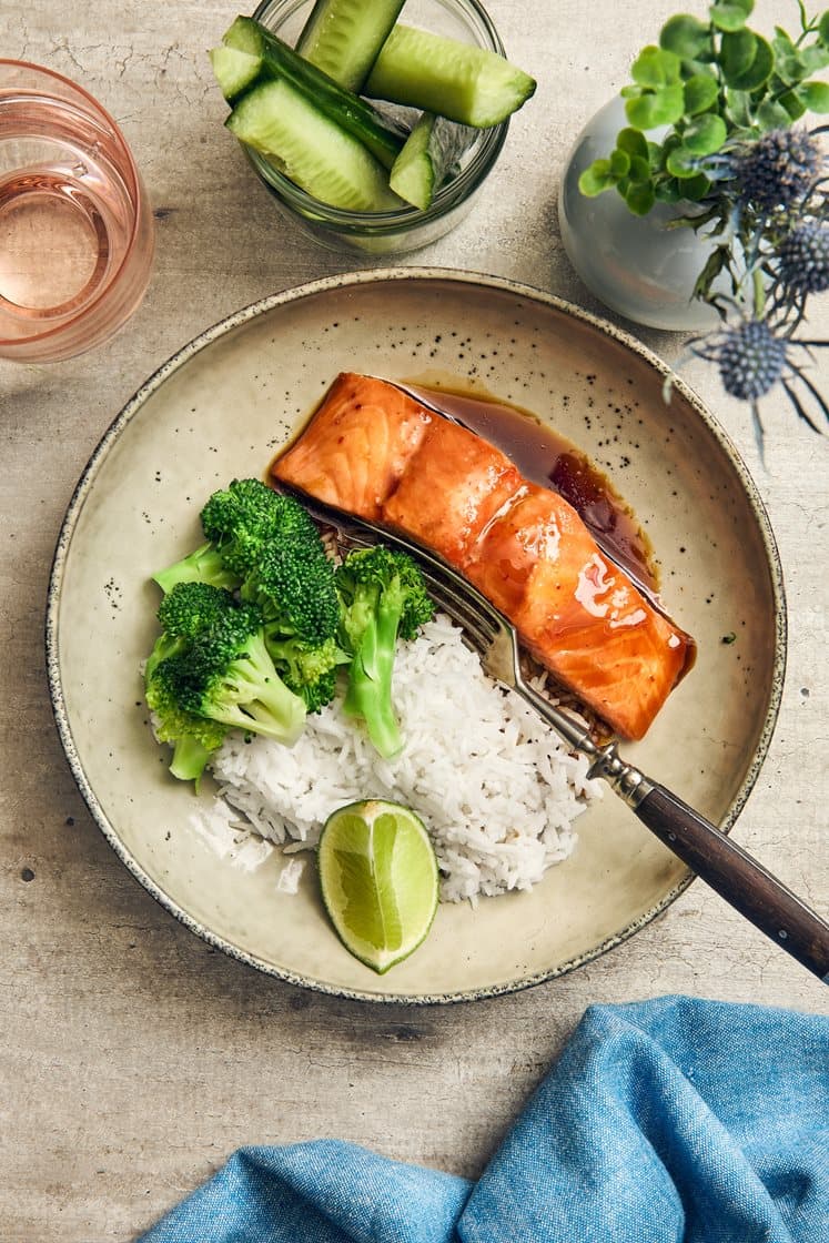 Mild teriyakilax med jasminris, broccoli och lime