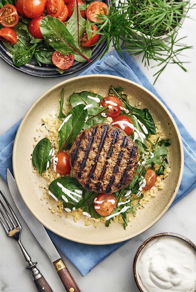 Grillad kalkonfärsbiff med vitlökssås och bulgur