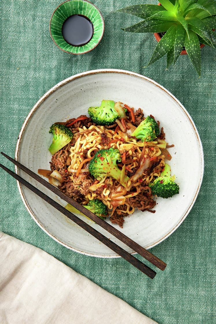 Hoisinwokad nötfärs med äggnudlar och broccoli