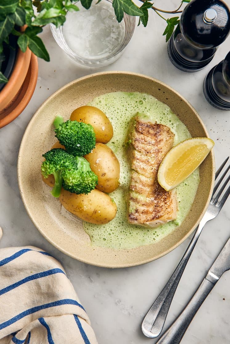 Smörstekt kolja med sauce verts på gröna ärtor, pepparrot och potatis