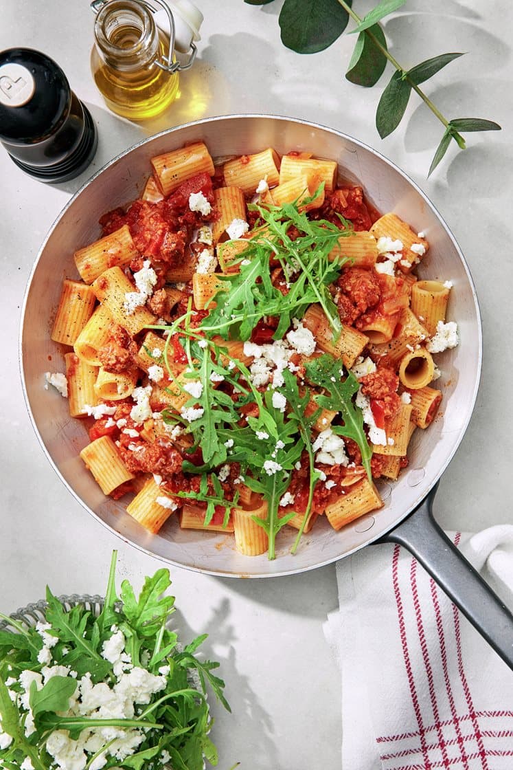 Mezze maniche med chorizoragu, fetaost och ruccola