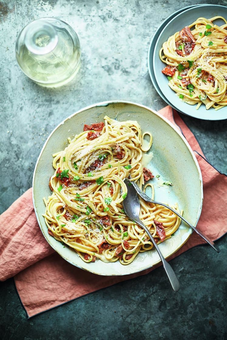 Krämig pasta med soltorkade tomater och champinjoner