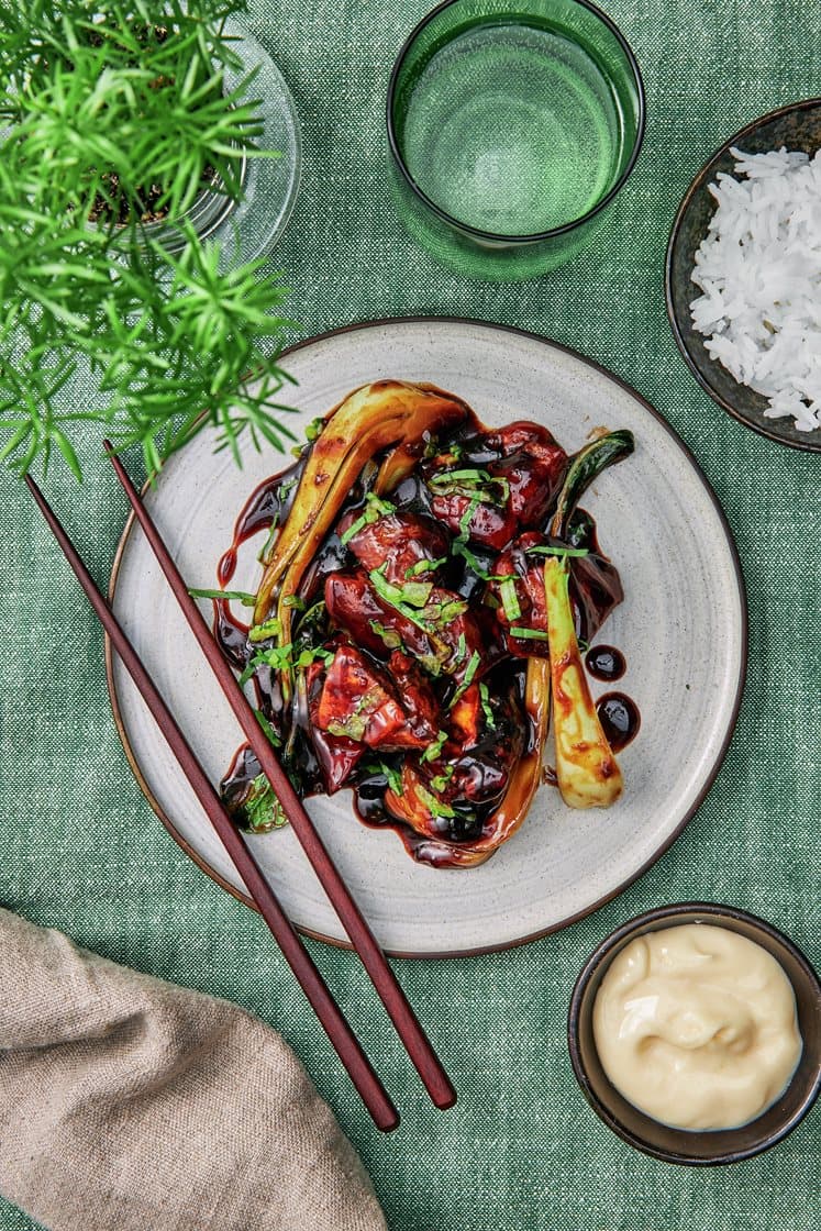 Hoisinkyckling med pak choy, sesammajonnäs och jasminris