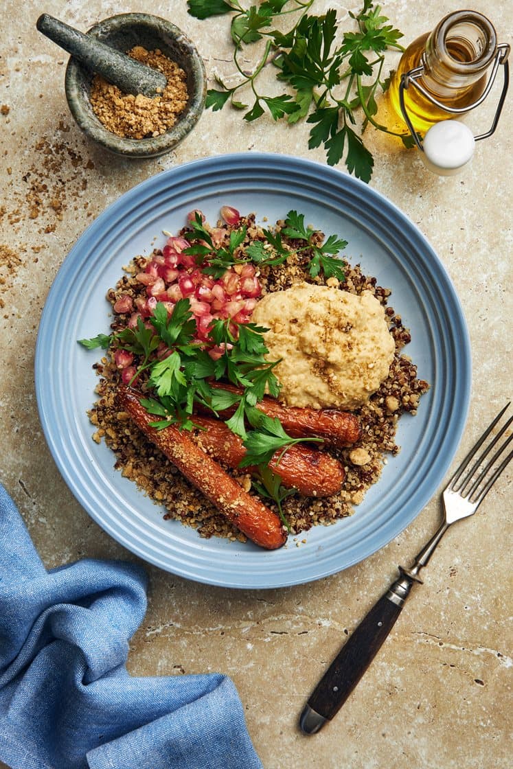 Citronrostade morötter med haselnötsdukkah, quinoa och hummus