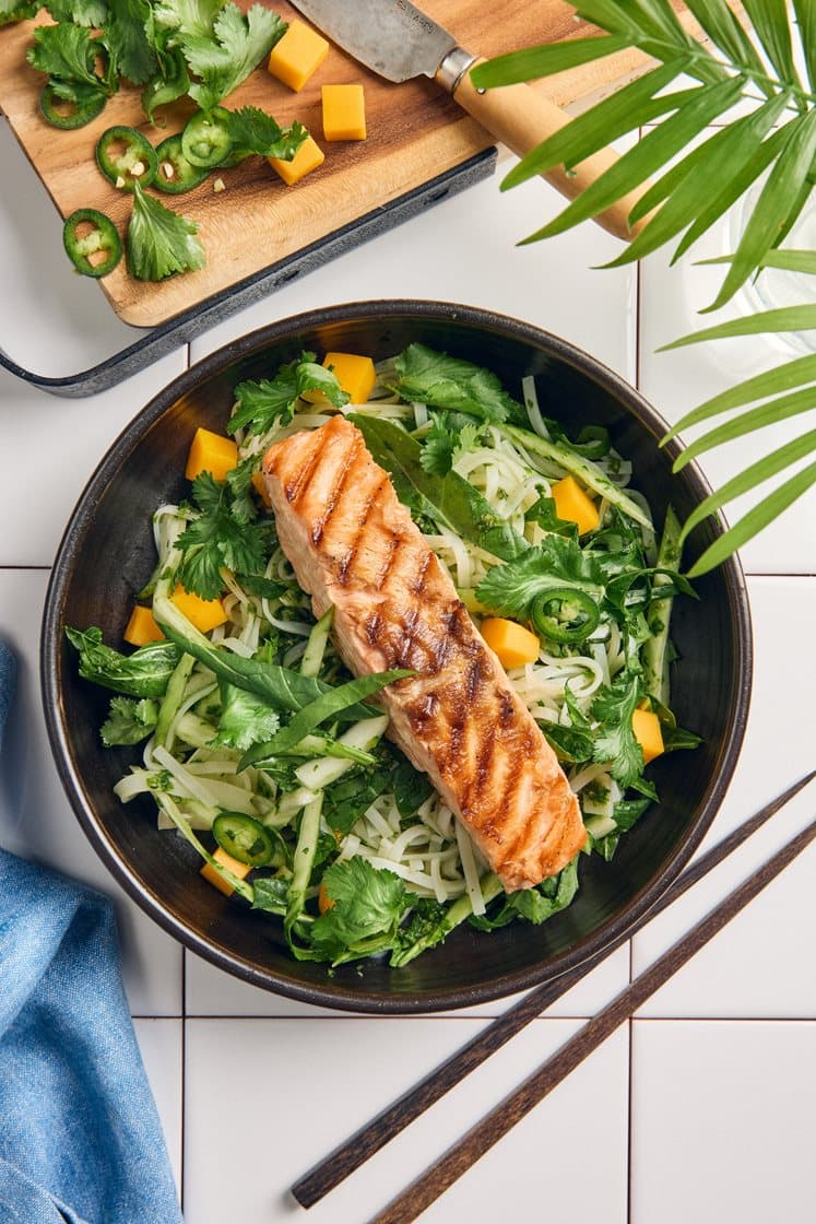 Risnudelsallad med mango, nahm jim-dressing och grillad lax
