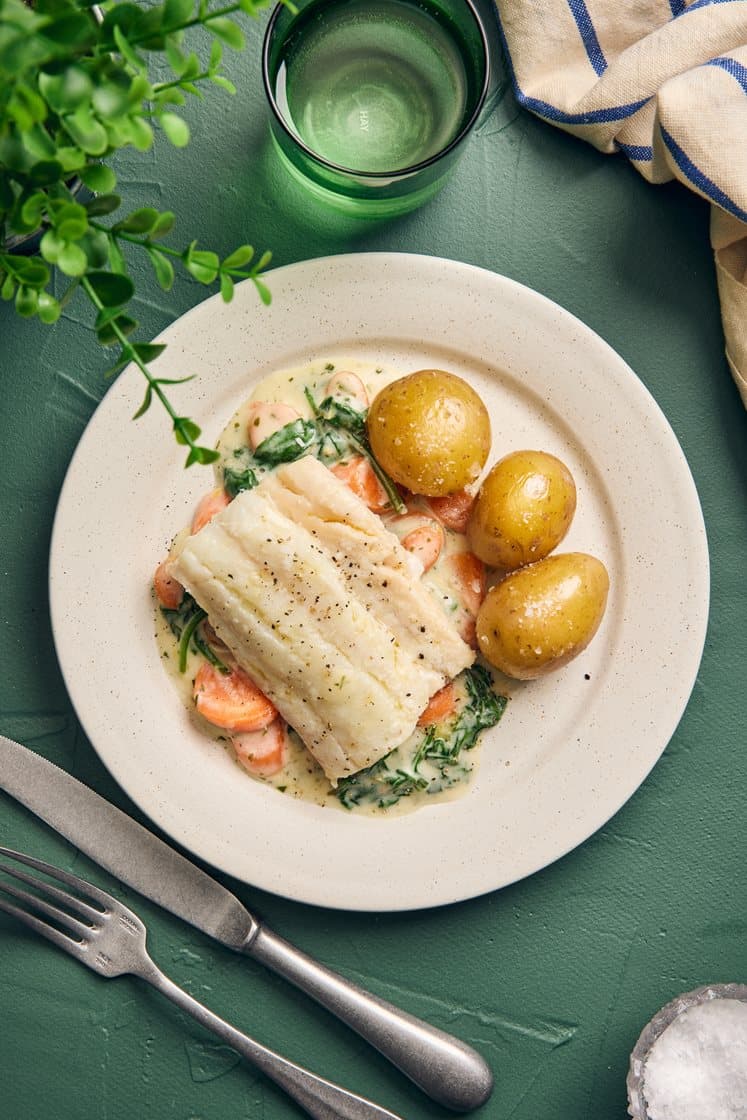Ugnsbakad koljafilé med dragonstuvade morötter och kokt potatis